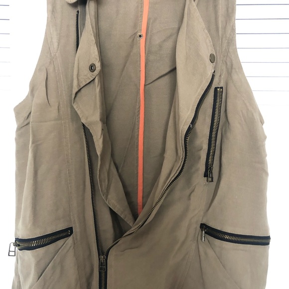 Vest - Picture 3 of 7